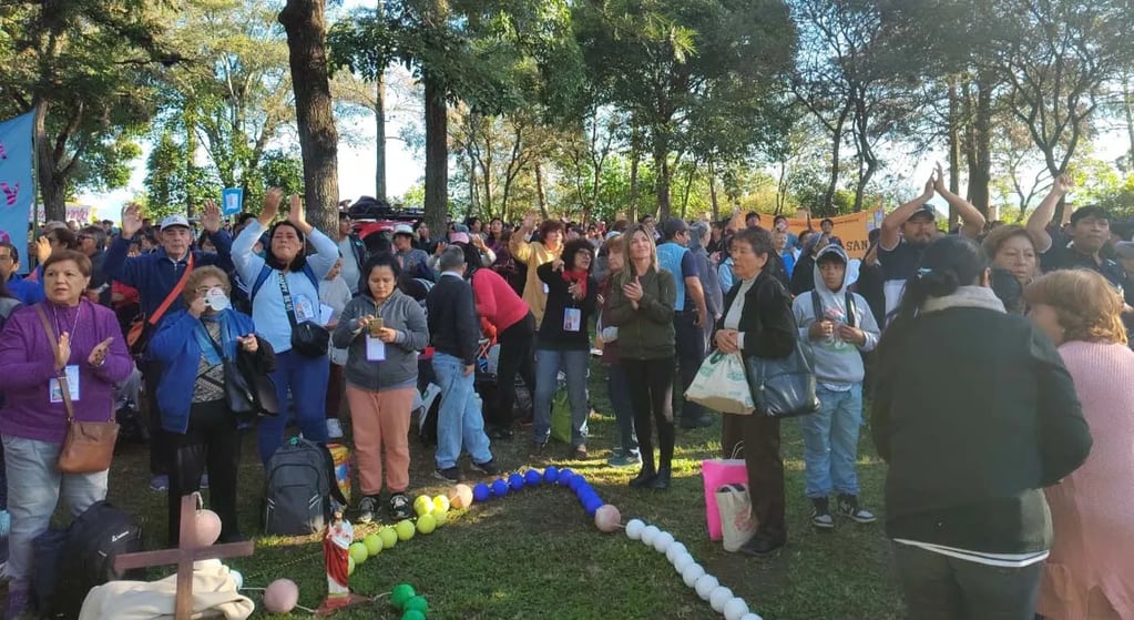 Fieles llegados de distintos puntos de la provincia colmaron el predio del Santuario de Río Blanco para festejar el 90° aniversario de la Diócesis de Jujuy.