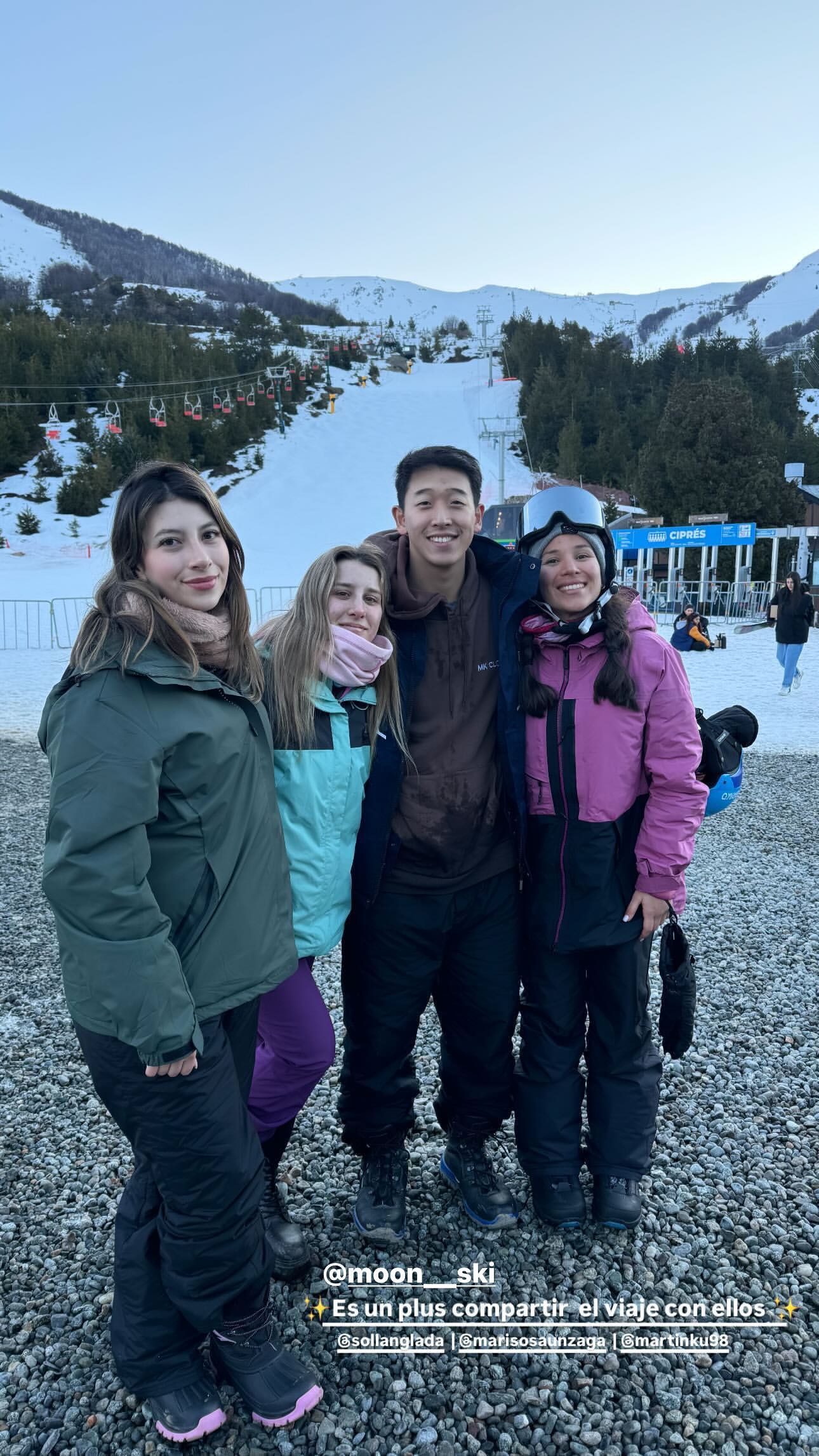 La pareja disfruta de un viaje con amigos.