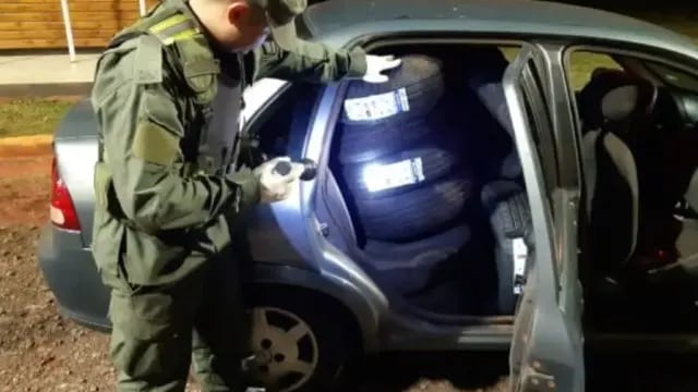 Gendarmería Nacional incauta cubiertas de contrabando y marihuana en operativo vial