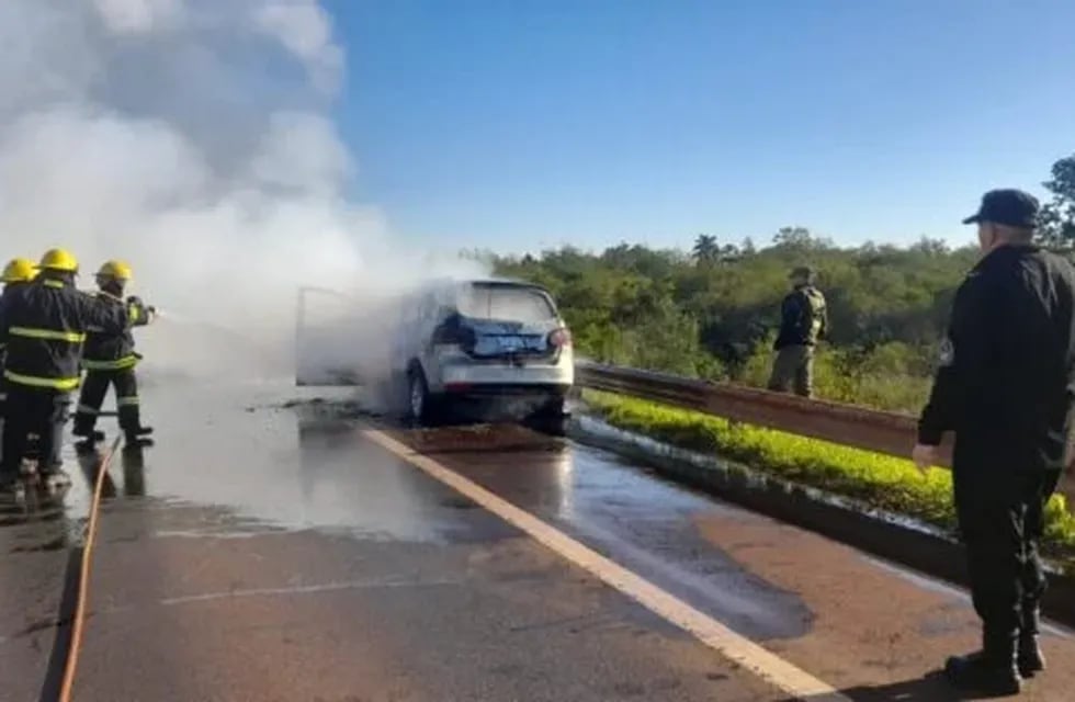 Se incendió un auto en la Ruta Nacional 12 a la altura de Puerto Libertad