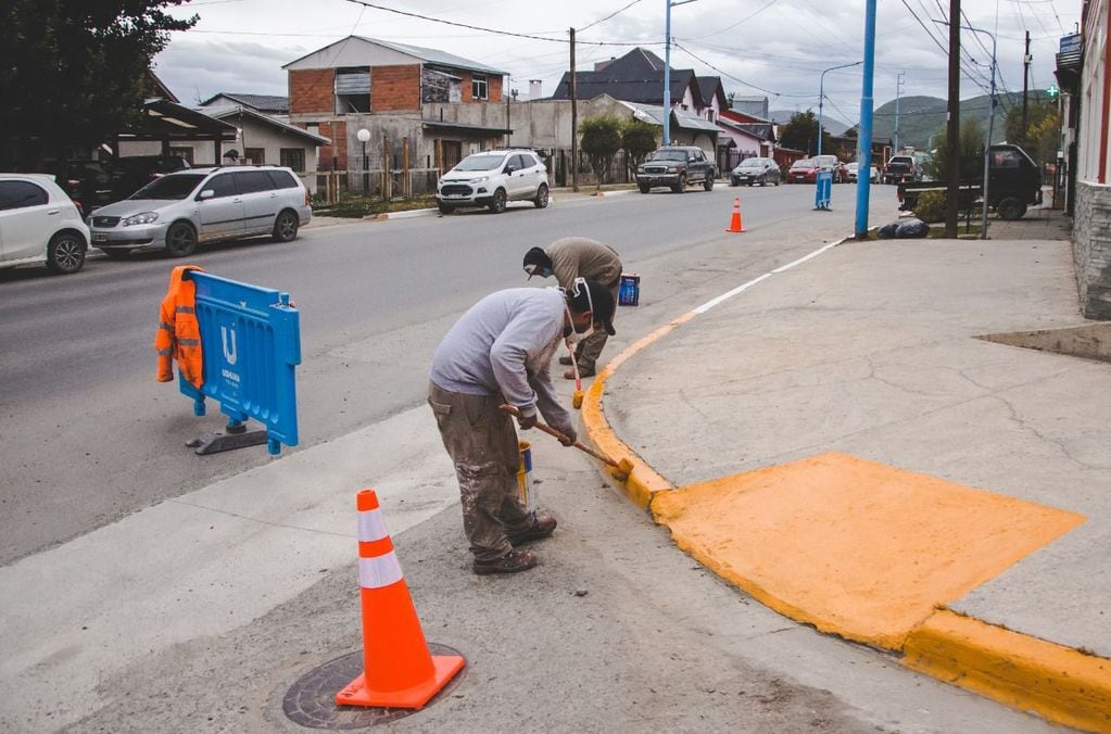La Municipalidad de Ushuaia realizó trabajo de limpieza con personal de Higiene Urbana y de pintura y demarcación de cordones por cuadrillas de Servicios Públicos.