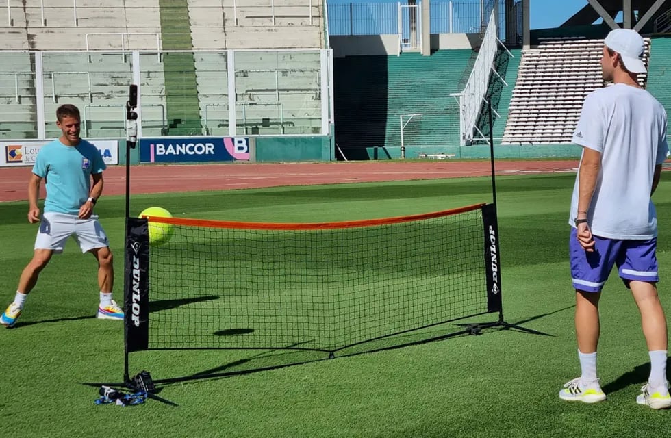 Un poco de fútbol-tenis en el Kempes para Shwartzman y Thiem. (Prensa Agencia Córdoba Deportes)