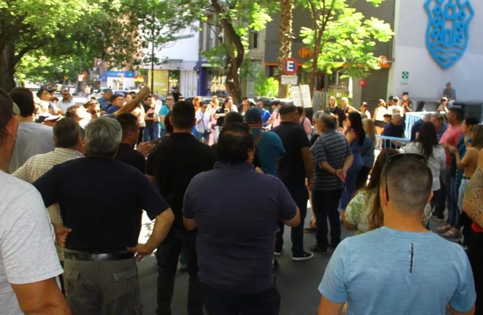 Asamblea y protesta del Suoem en el centro de Córdoba.