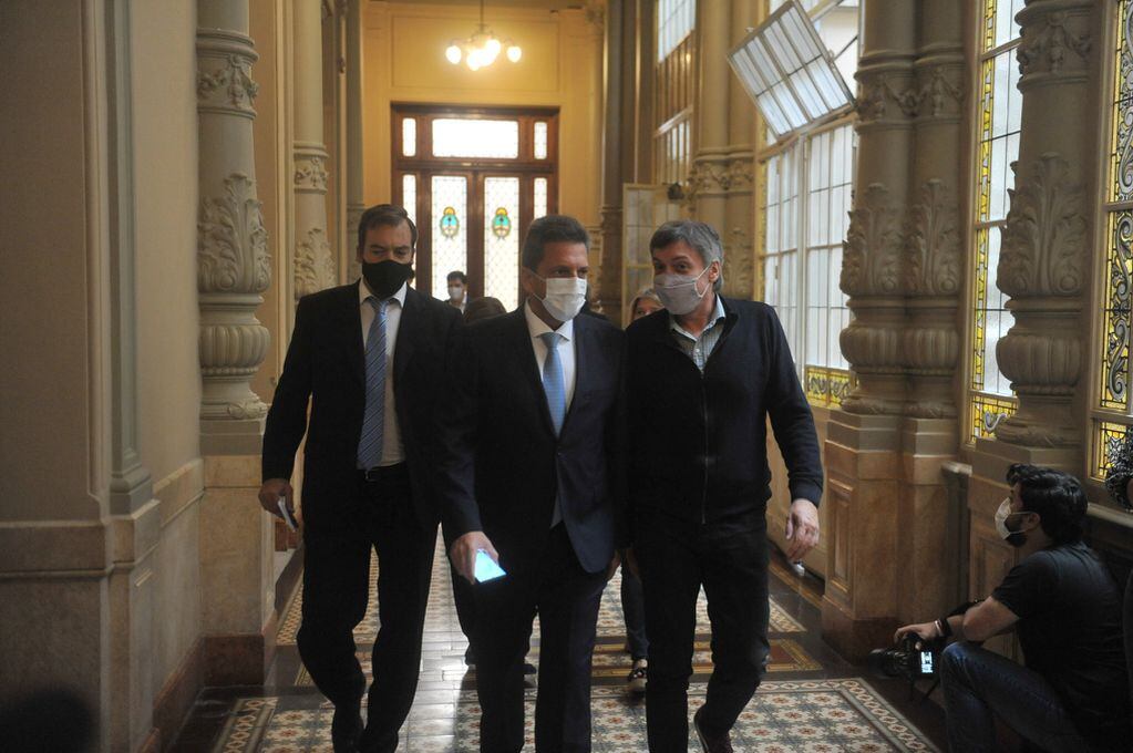 política 
Diputados busca darla media sanción a la reforma por ganancias 
Sergio Massa y Máximo Kirchner 
FOTO CLARIN