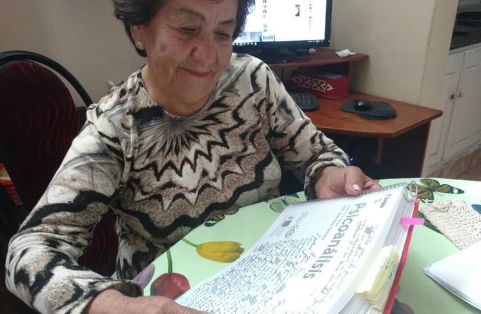 Dionisia tiene 81 años y se animó a estudiar y adaptarse a las nuevas tecnologías.