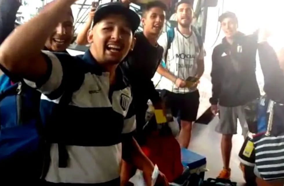 Los hinchas de Talleres en la Terminal de Ómnibus de Córdoba antes de partir a Brasil para verlo jugar contra San Pablo por la Copa Libertadores.