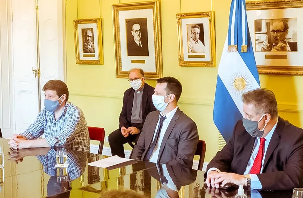 El Gobernador Gustavo Melella participó de la firma del convenio que establece la financiación para la construcción del centro de rehabilitación en la provincia.