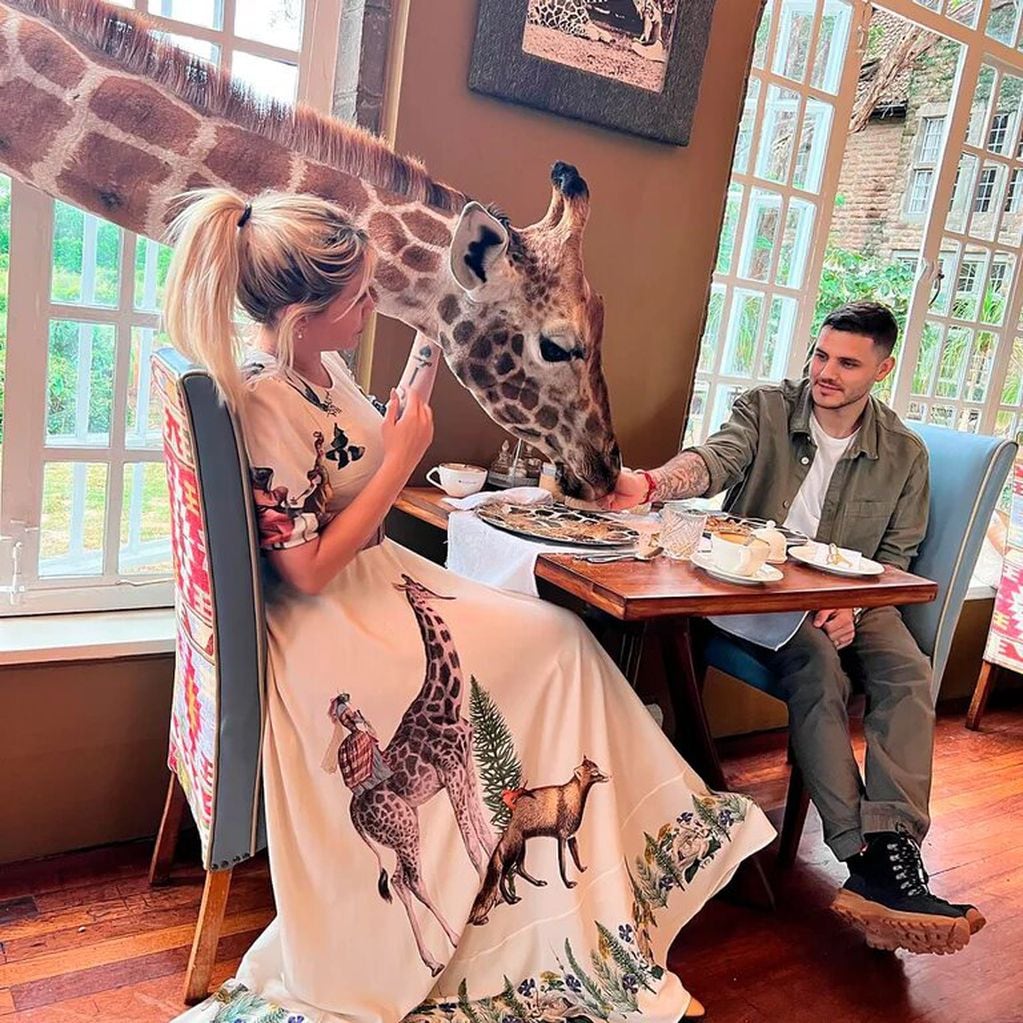 Wanda Nara junto a MAuro Icardi en un hotel en Kenia que les permite interactuar con los animales de la región.