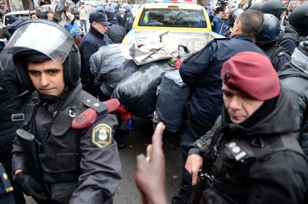 Gran tensión en La Plata por el operativo para desalojar a los vendedores ambulantes.