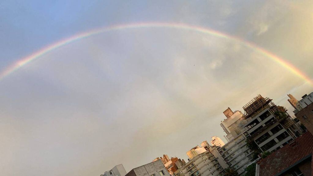 El arco de siete colores cruzó el cielo a la tarde cuando se despejaron las nubes. (@ratachar)