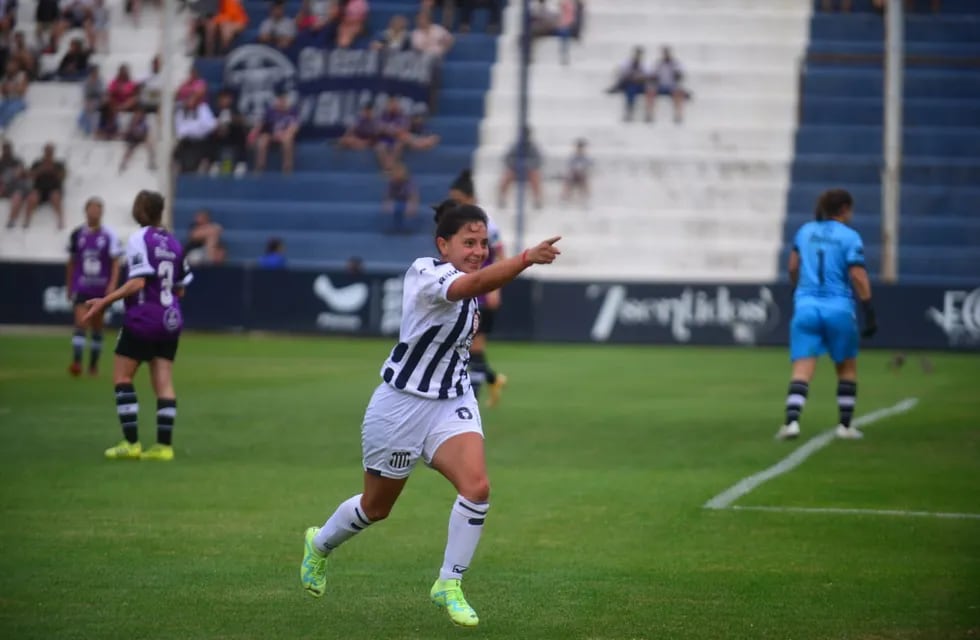 Talleres goleó 5-1 y jugará la final por el ascenso a Primera en fútbol femenino (Nicolás Bravo / La Voz)