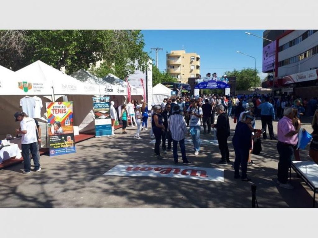 La gente empezó a llegar antes de las 12 a la puerta del Cantoni.