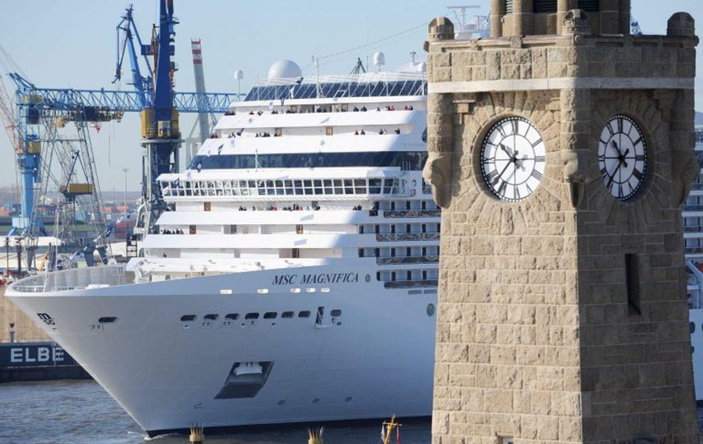 MSC Magnifica a su llegada al puerto de Hamburgo (Alemania).