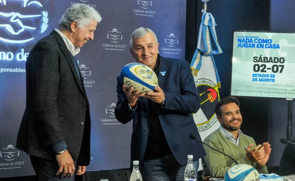 El presidente de la Unión Argentina de Rugby (UAR), Gabriel Travaglini, y el gobernador Gerardo Morales, bromean con la "ovalada", en la presentación del test match del sábado 2 de julio.