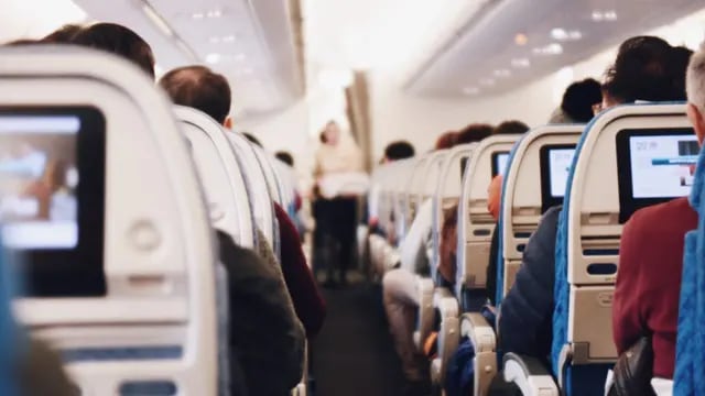 Es azafata y se hizo viral en TikTok por revelar la razón por la que no se puede cambiar de asiento en el avión