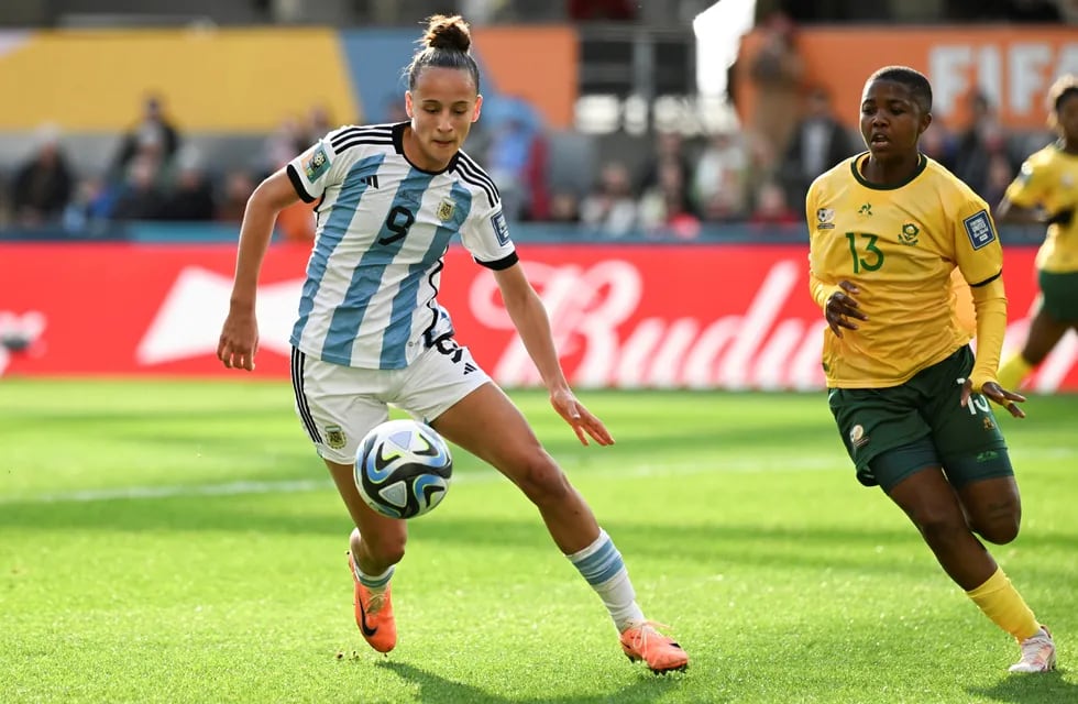La selección argentina enfrentó a la de Sudáfrica en el Mundial femenino, con la joven nacida en Talleres como titular. (AP)