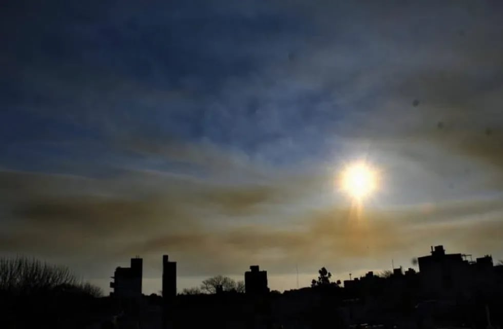 El humo de la quema de pastizales en las islas entrerrianas al otro lado del Paraná cubrió toda la ciudad de Rosario. (@mauroyasprizza)