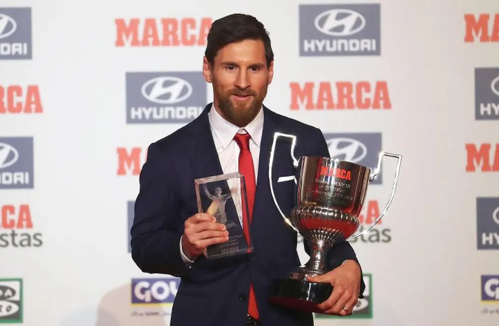 El jugador del Barcelona Leo messi posa con el trofeo pichichi y el premio Di Stéfano durante la entrega de los Premios de Fútbol 2016-17 del diario MARCA. EFE/Alejandro García