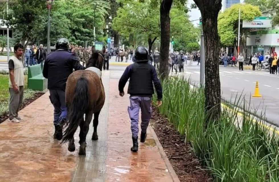 Manifestantes habrían intentado entrar a la Casa de Gobierno de Chaco a caballo.