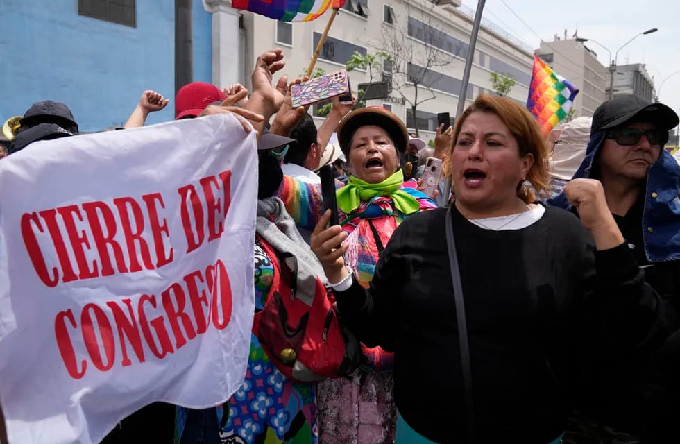 Continúan las protestas en Perú y el Gobierno decretó el estado de emergencia.