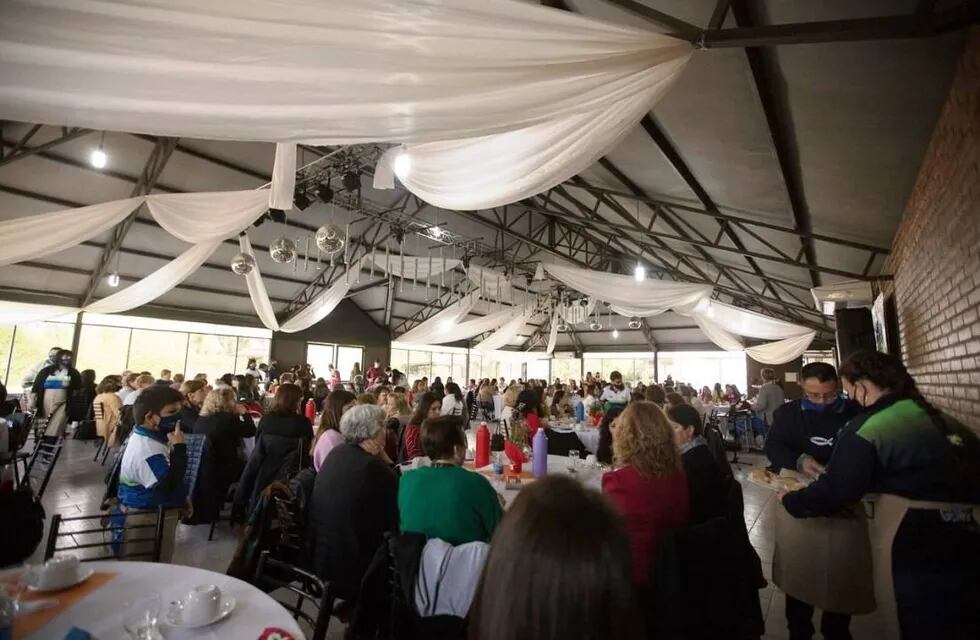 El Té solidario de la Fiesta de la Ganadería reunió y entregó más de $70.000 a Los Tibuones del Atuel.