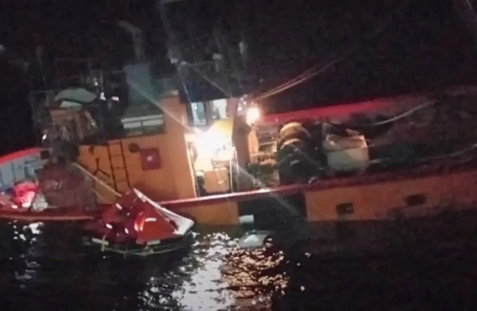 Barco naufragado en la zona de San Antonio Oeste (NoticiasNet)
