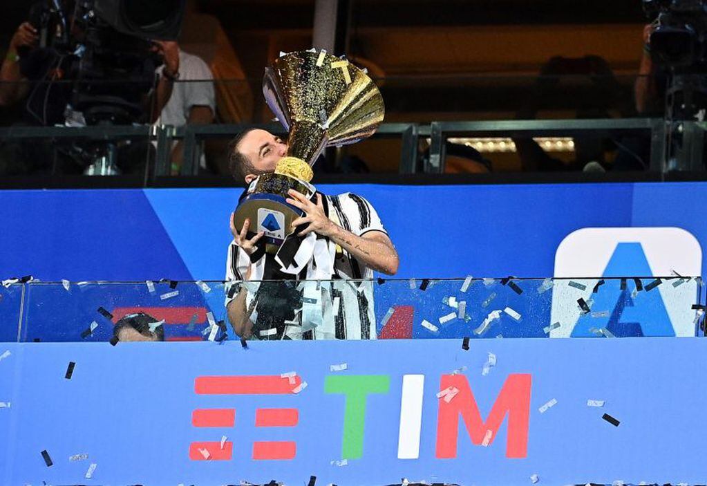 Gonzalo Higuain besando la copa del campeonato de la Seria A de Italia que ganó con Juventus en agosto de 2020 (Isabella BONOTTO / AFP)