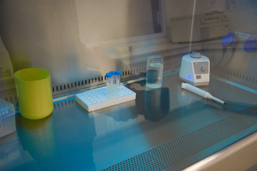 El laboratorio cuenta con capacidad para analizar 70 muestras diarias.