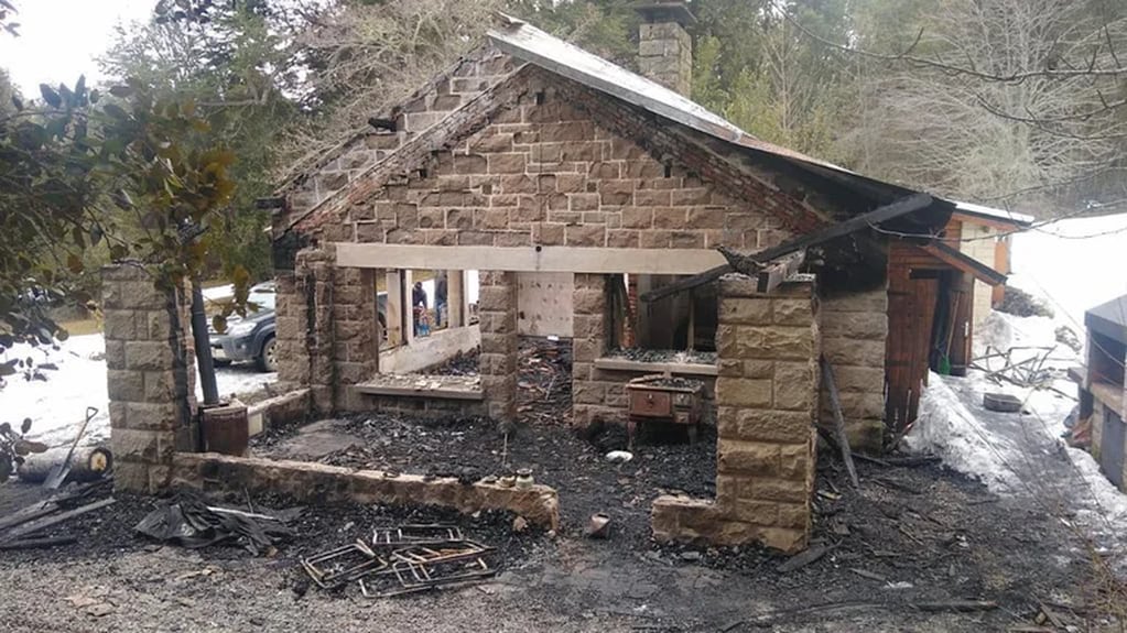 Así quedó la cabaña incendiada en Villa Mascardi a principios de agosto.