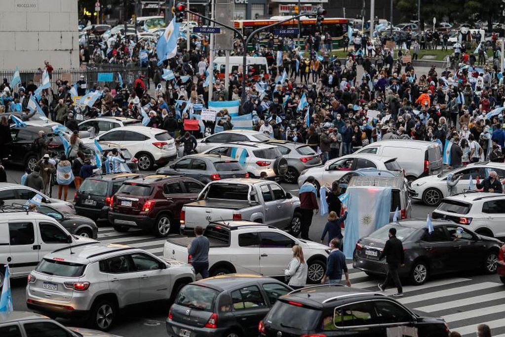 Miles de personas se manifestaron este sábado frente al obelisco. (EFE/ Juan Ignacio Roncoroni)