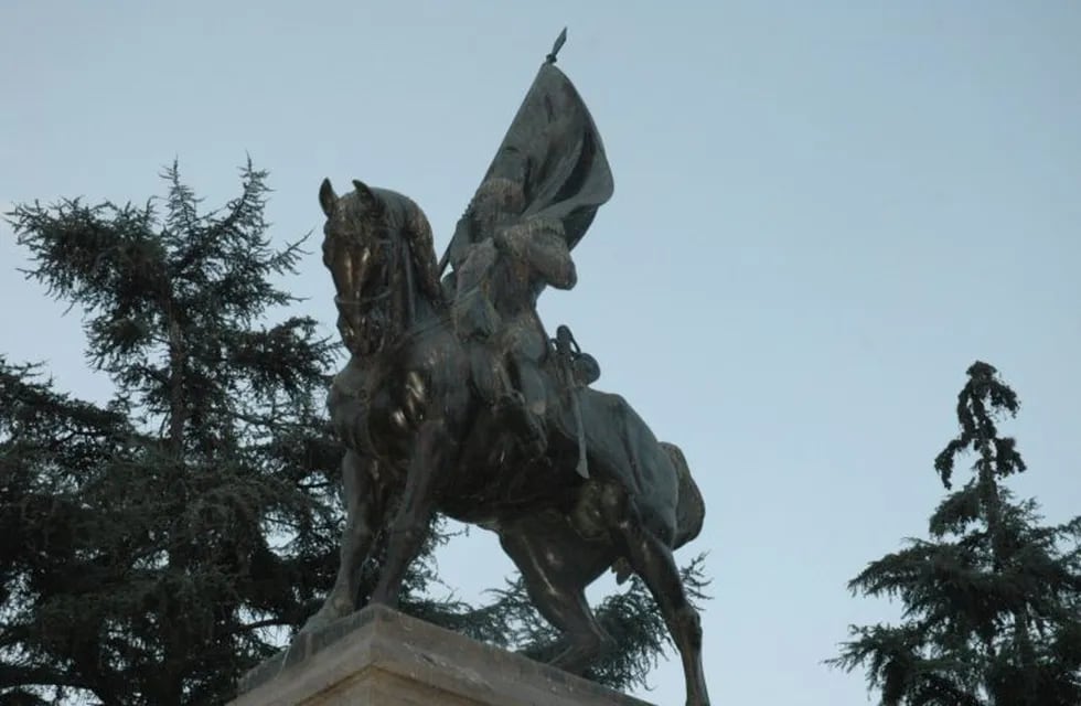 Monumento al Gral. Belgrano en  la plaza central de San Salvador de Jujuy