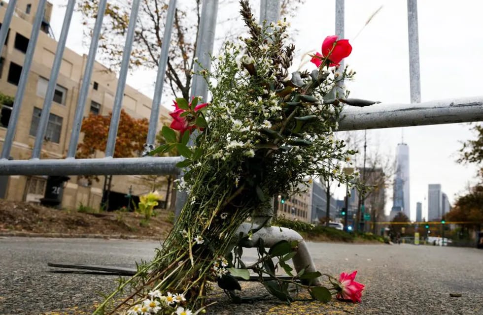 Un ramo de flores en el sitio del atentado este martes. (EFE)