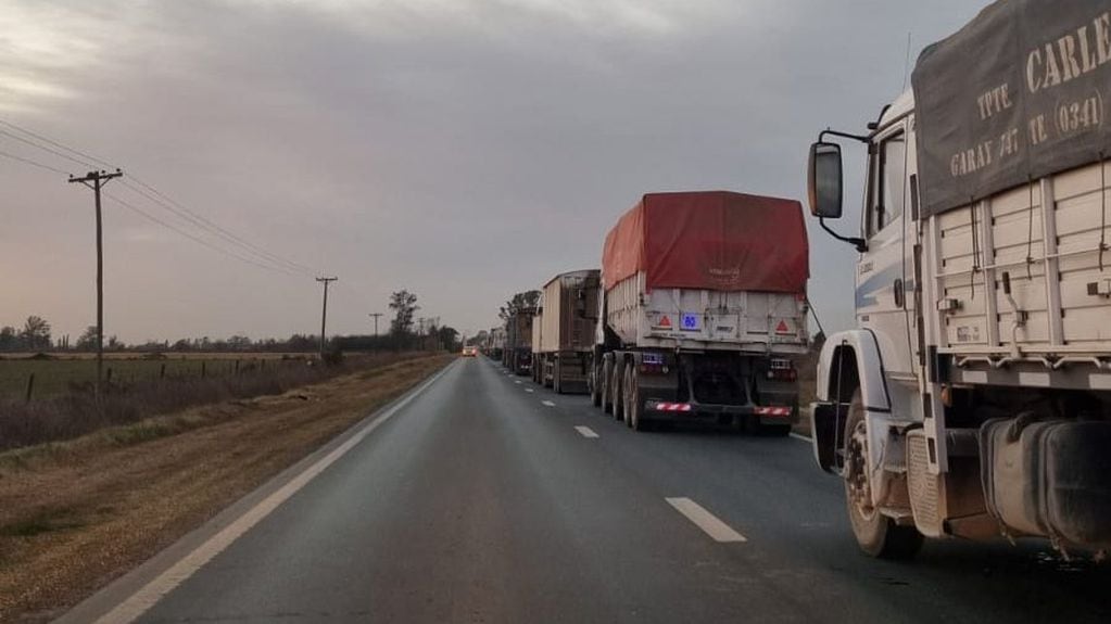 Transportistas de carga iniciaron un paro por tiempo indeterminado que generó un corte de tránsito sobre la Ruta Nacional 11 a la altura de Villa La Ribera, en Santa Fe. 