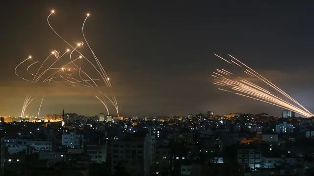 Cohetes en el cielo nocturno disparados hacia Israel desde Beit Lahia en el norte de la Franja de Gaza
