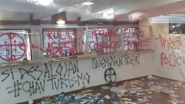 Un grupo de manifestantes mapuches ingresaron a la casa de turismo de El Bolsón y provocaron disturbios.