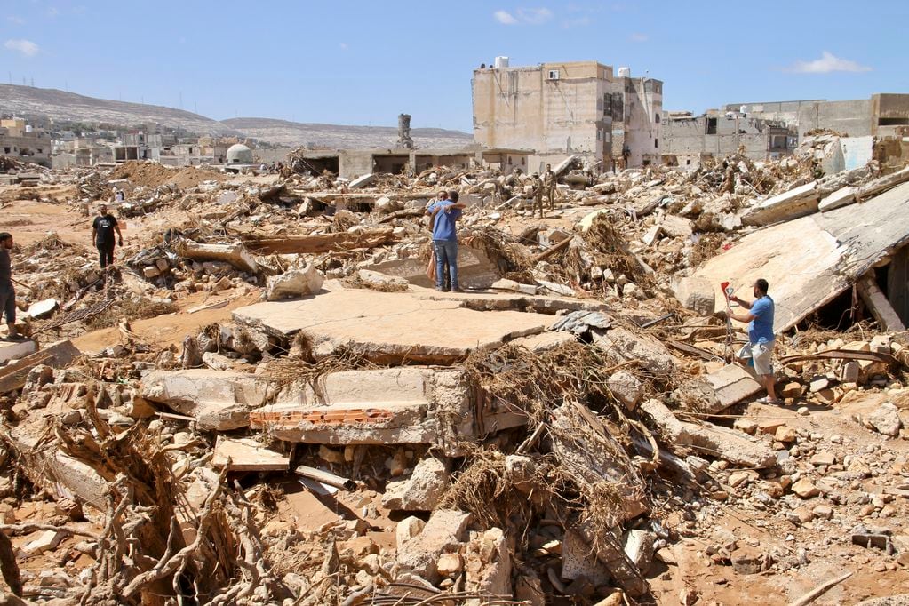 Varias personas buscan sobrevivientes entre la devastación causada por las inundaciones en Derna, Libia, el 13 de septiembre de 2023. 
