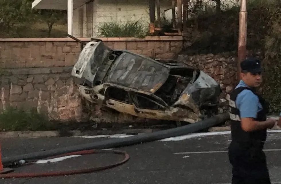 El conductor quedó atrapado entre las llamas y murió en el accidente en la Bajada del Cerro.