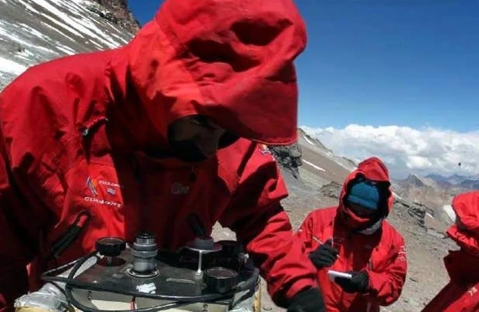 El Aconcagua es de mu00e1s de 6.960 metros de altura, rodeada por montau00f1as de entre 4.000 y 5.100 metros.