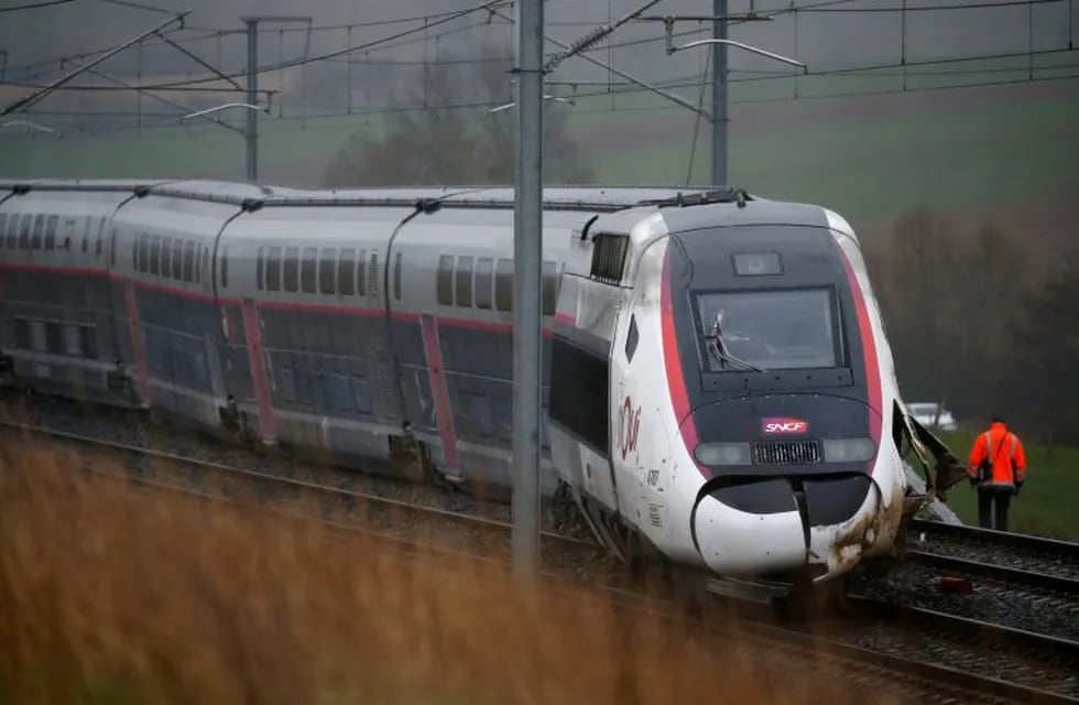 Descarriló un tren de alta velocidad en Francia y al menos 21 personas resultaron heridas. REUTERS/Pascal Rossignol
