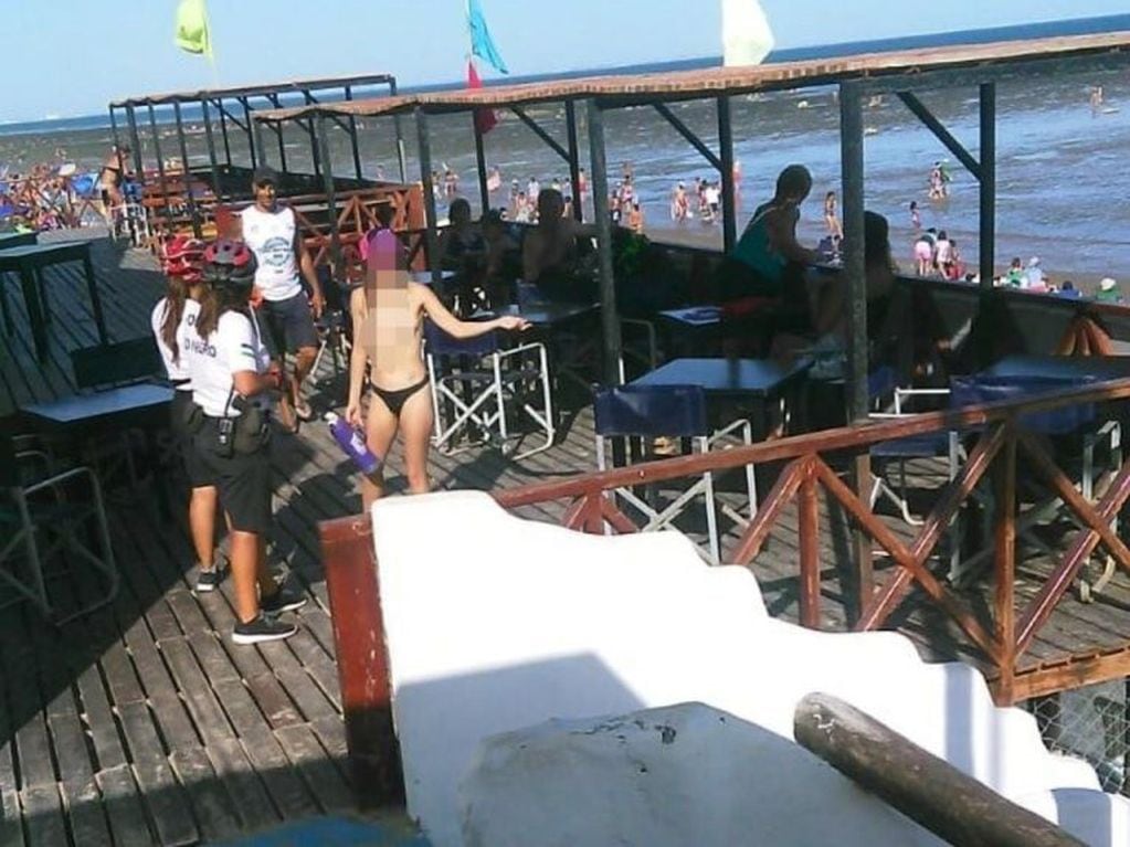 La mujer se enfrentó con la policía, que le pidió que se ponga la parte superior de la bikini (Informativo Hoy).
