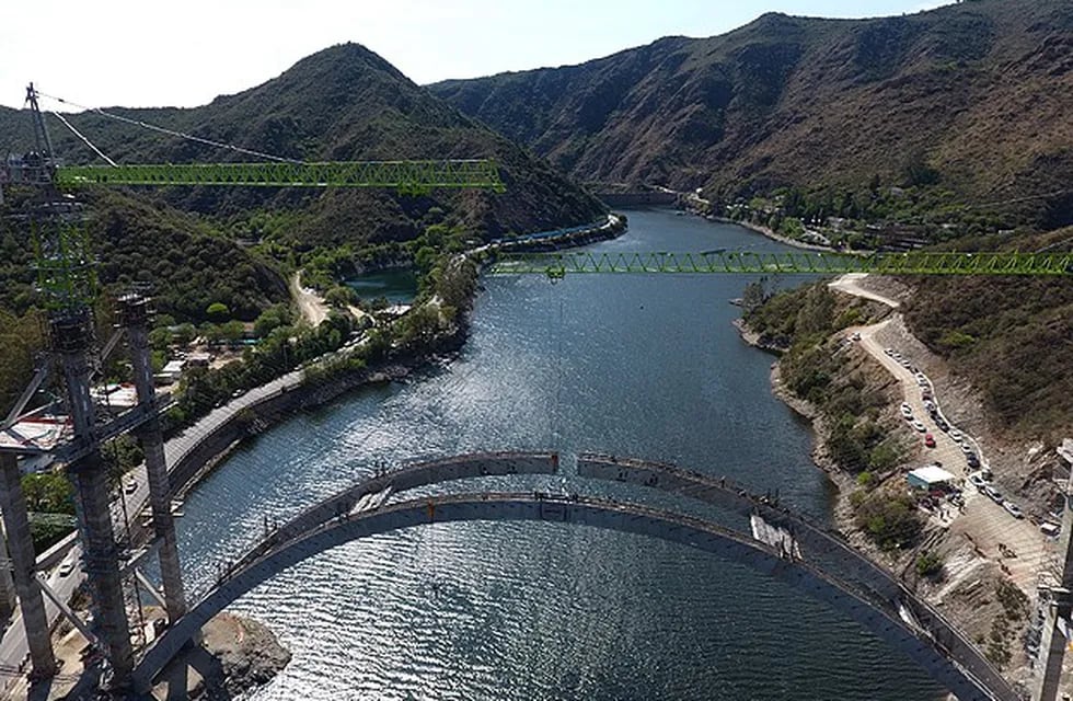 Se cerró el arco del puente que se construye sobre el lago San Roque.