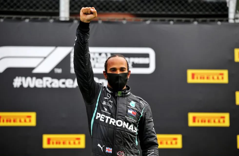 Spielberg (Austria), 12/07/2020.- A handout photo made available by the FIA shows British Formula One driver Lewis Hamilton of Mercedes AMG GP celebrates on the podium after winning the Formula One Grand Prix of Styria in Spielberg, Austria, 12 July 2020. (Fórmula Uno) EFE/EPA/FIA/F1 HANDOUT SHUTTERSTOCK OUT HANDOUT EDITORIAL USE ONLY/NO SALES *** Local Caption *** SPIELBERG, AUSTRIA - JULY 09: Daniel Ricciardo of Australia and Renault Sport F1 and Esteban Ocon of France and Renault Sport F1 talk in the Drivers Press Conference during previews for the F1 Grand Prix of Styria at Red Bull Ring on July 09, 2020 in Spielberg, Austria. (Photo by Bryn Lennon/Getty Images)