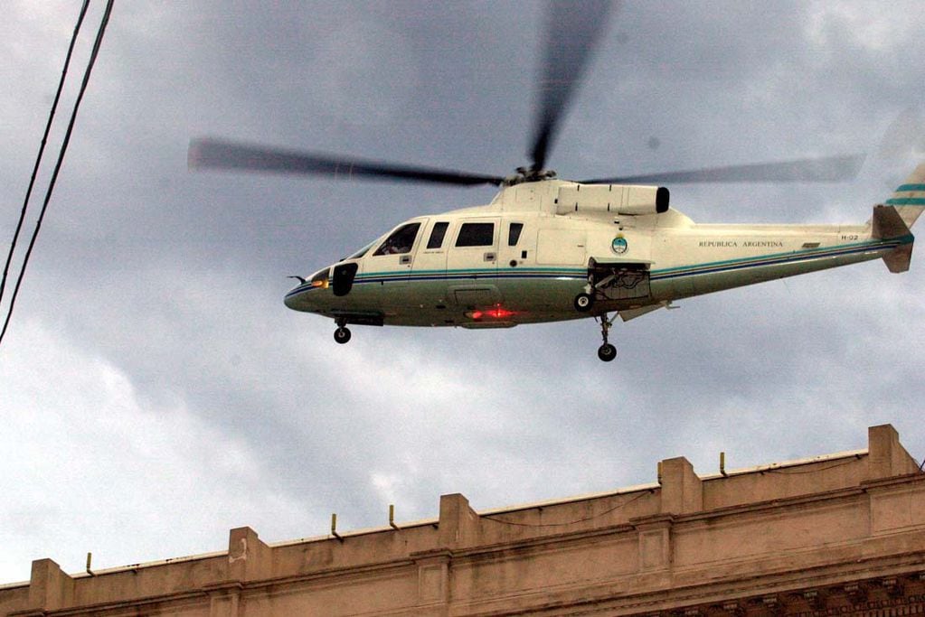 Fernando De La Rúa deja la Casa Rosada en helicóptero. (AP Photo/Daniel Luna, File)