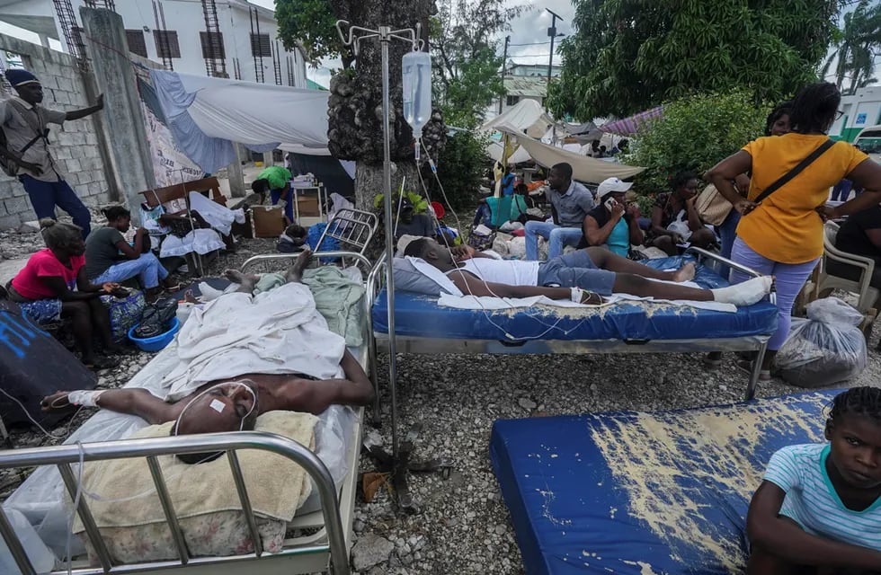 Heridos por el terremoto en camas afuera del hospital Immaculée Conception en Les Cayes, Haití. (AP/Fernando Llano)