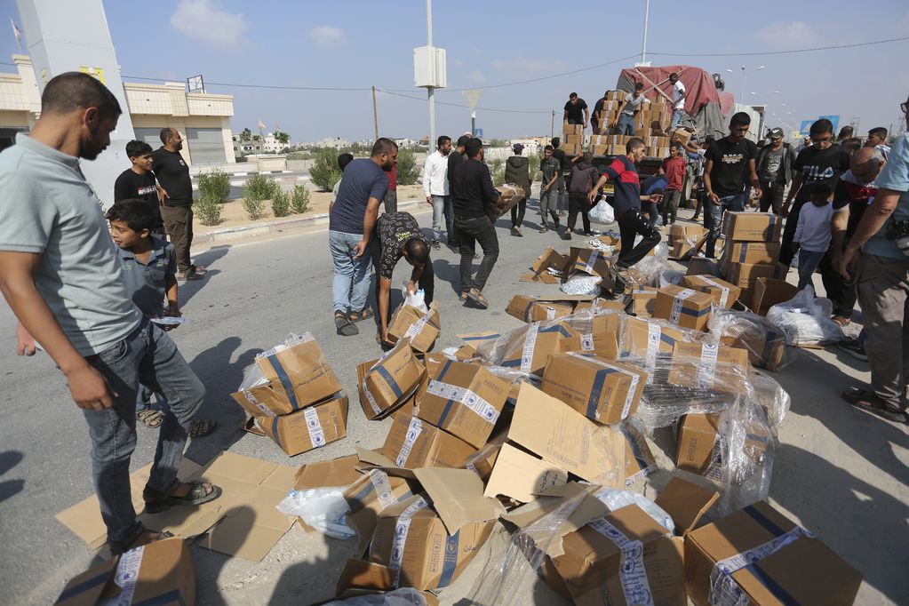 Palestinos saquean un camión con ayuda humanitaria cerca del paso fronterizo de Rafah, en la Franja de Gaza, el 2 de noviembre de 2023.