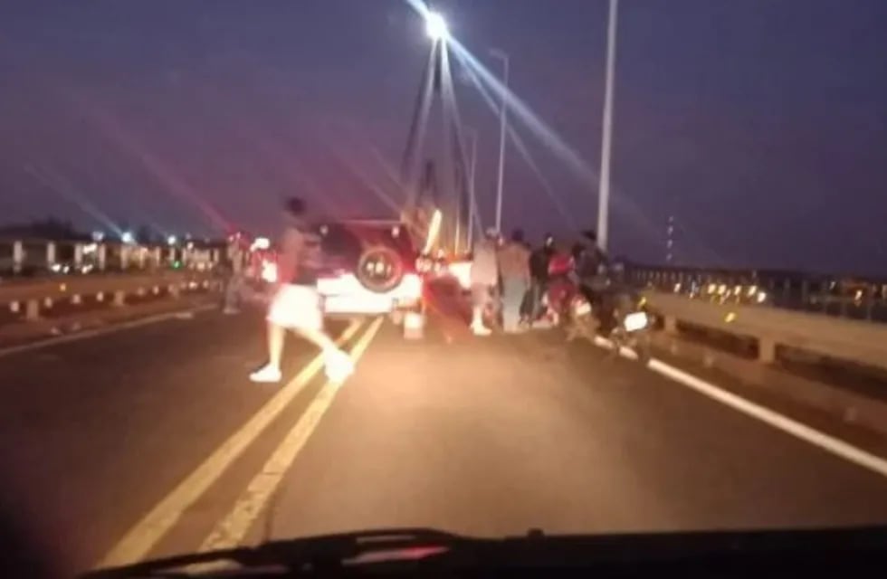 Trágico accidente sobre el Puente Internacional: una mujer cayó de una moto y fue arrollada por otra motocicleta.