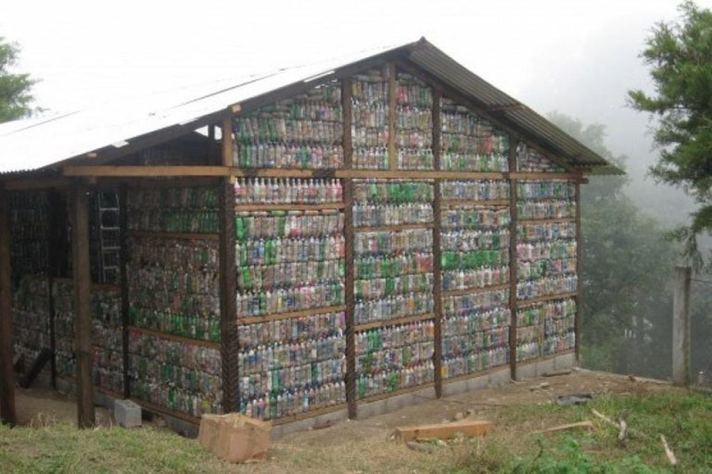 Ejemplo de casa PET construida en San Antonio, Guatemala.