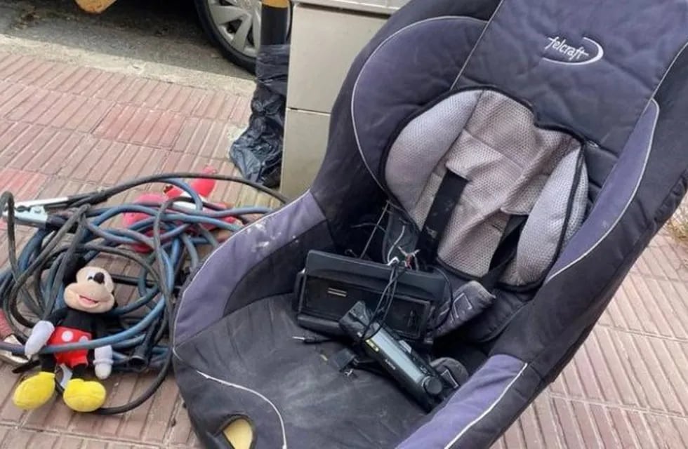 Se robó un peluche y una butaca de bebé de un auto estacionado