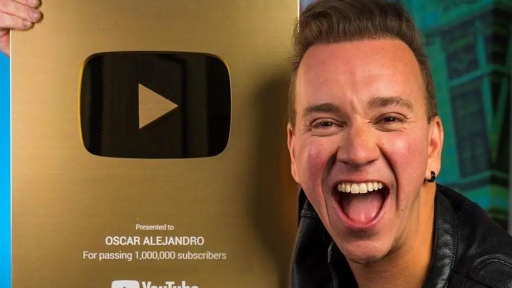 Oscar Alejandro y su placa de Youtube por  llegar al millón de suscriptores.