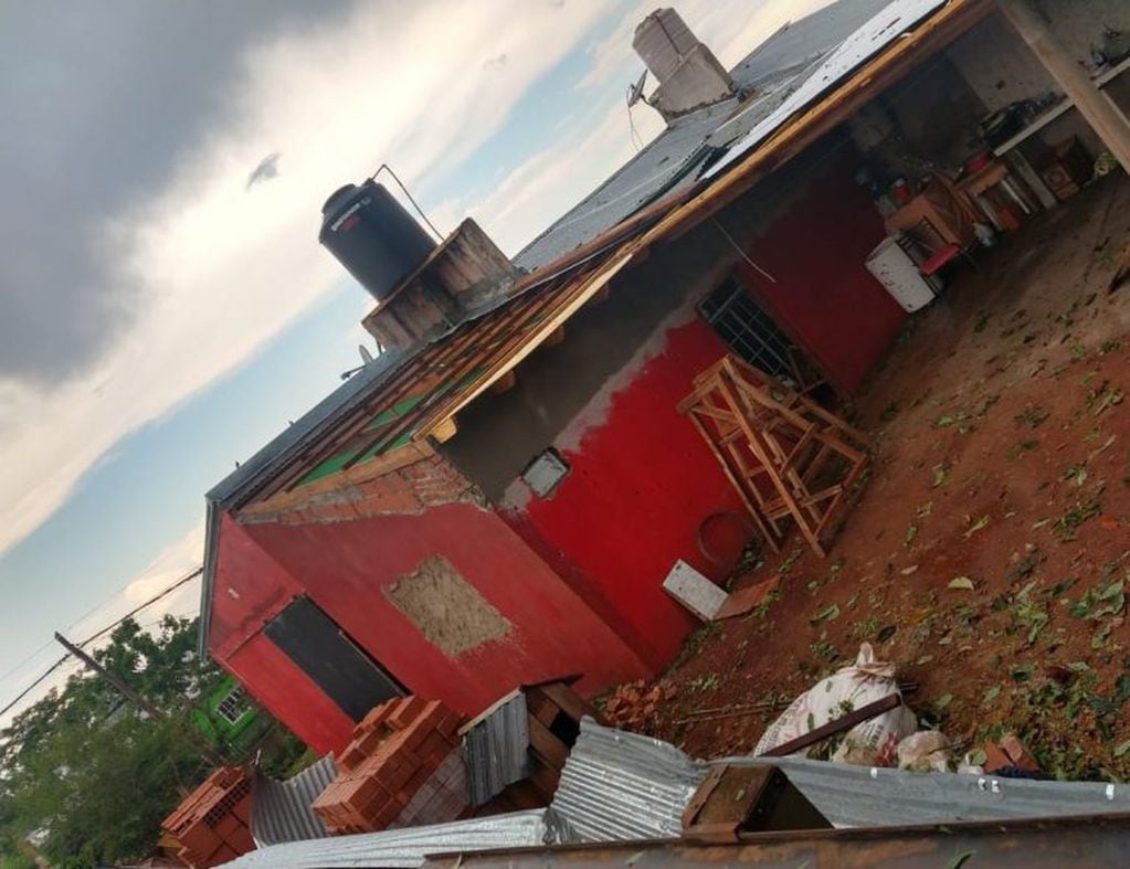 Destrucción parcial del techo de una casa en San Vicente. (Misiones Online)